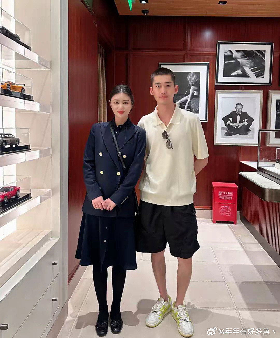 张翰在上海逛街吃饭被偶遇，他减肥了，剪了寸头，没有油腻的感觉了！