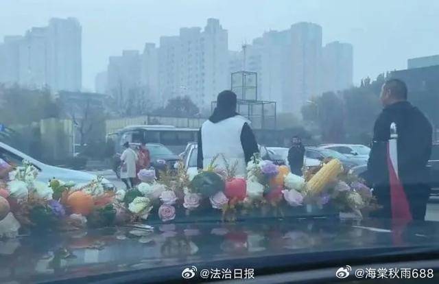 拦婚车“索要50条香烟”？已涉嫌违法犯罪！------近日，河北廊坊一对新人的婚