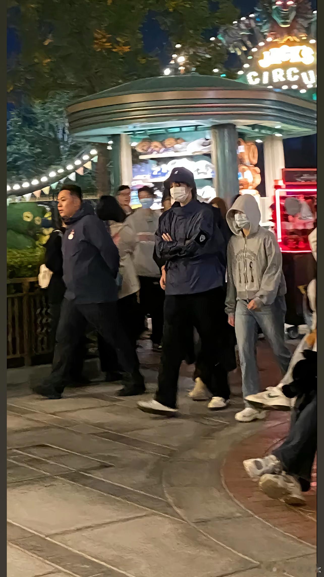 真的别太离谱！王俊凯人在后台准备话剧，特意派了自己的贴身保镖全程护送全红婵，甚至