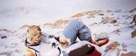 1998年，一对夫妻攀登珠峰，妻子被遗弃在山顶，她绝望喊道：“不要扔下我，好吗”