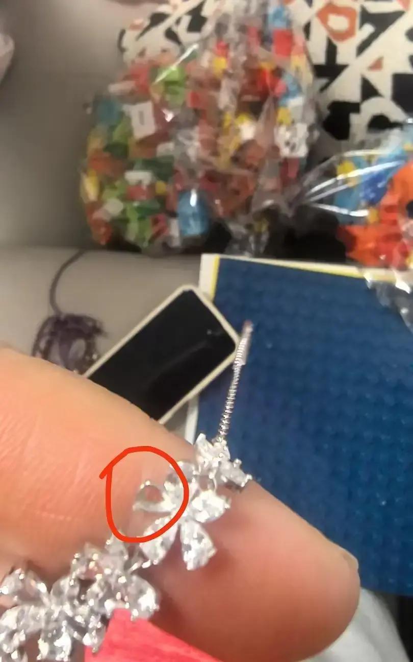 缺钻银饰秒换新！刚买的银手链到家就掉钻，商家一句“离柜概不负责”差点把我噎