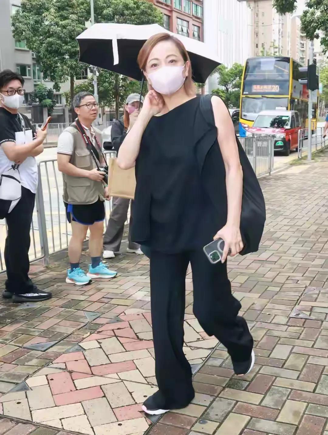 邓萃雯跟其他去送别钟景辉的女明星对比，有一点挺让人觉得聪明的，那就是大热天的，穿