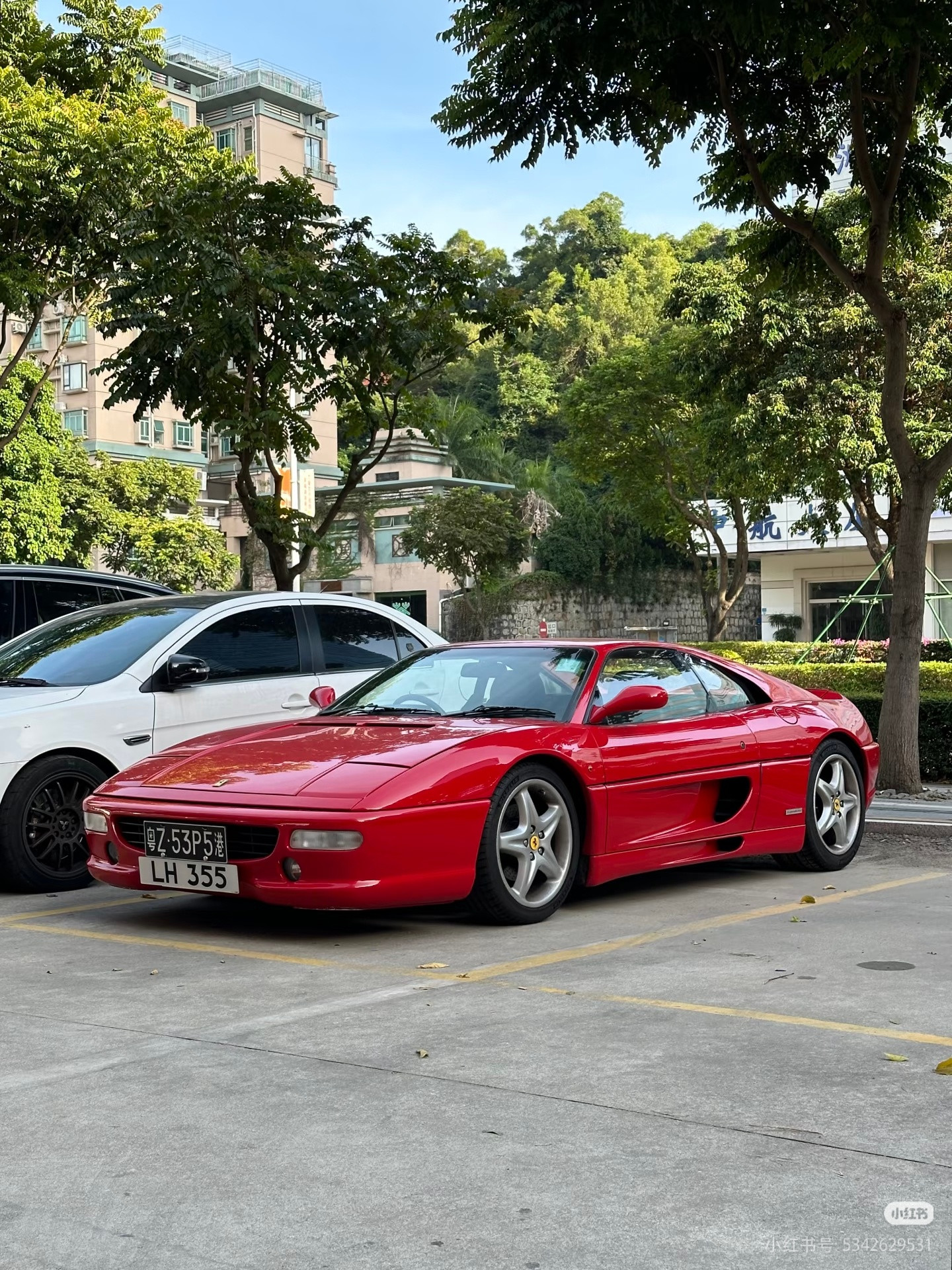 一台超级经典的跳灯法拉利f355，陨落…​​​