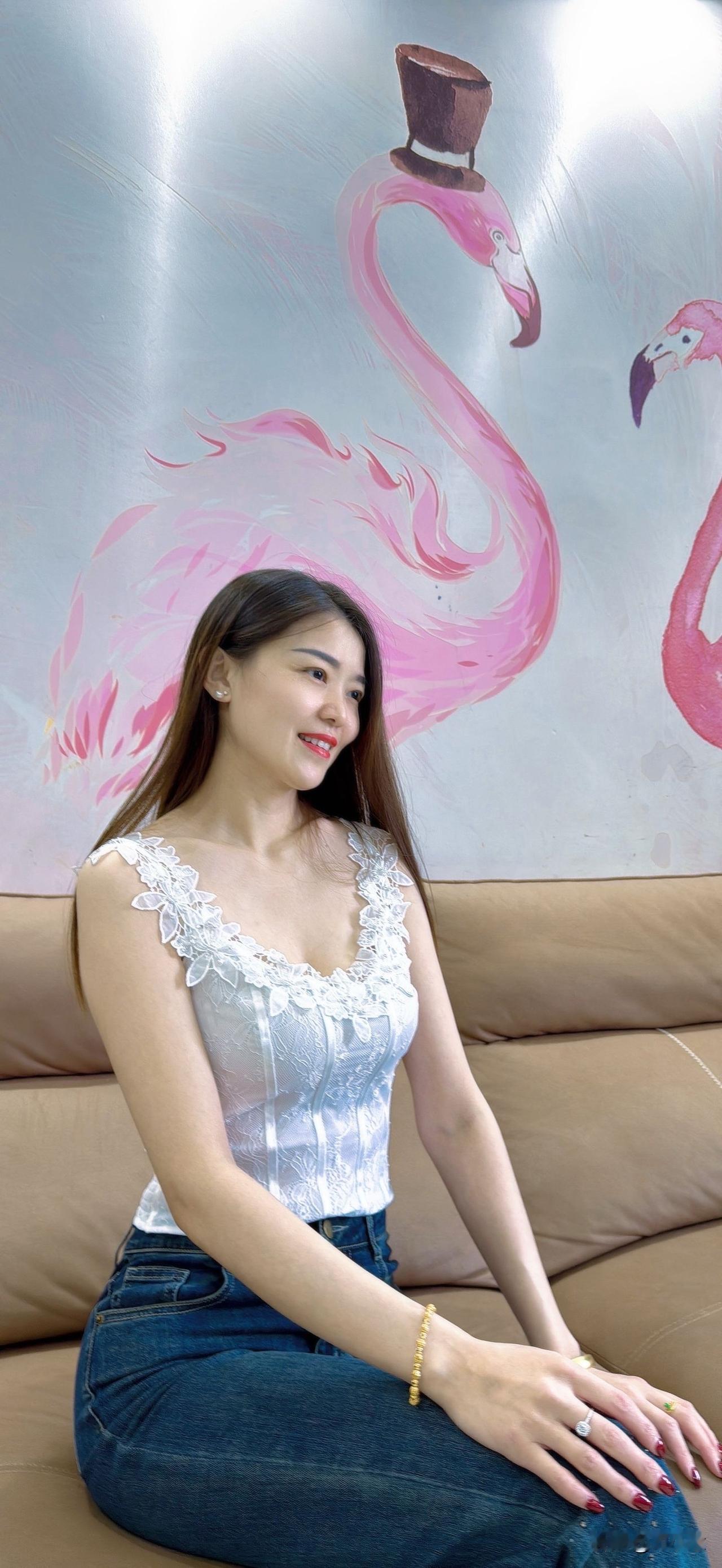 少女心满满，粉色火烈鸟背景下的甜美自拍💖