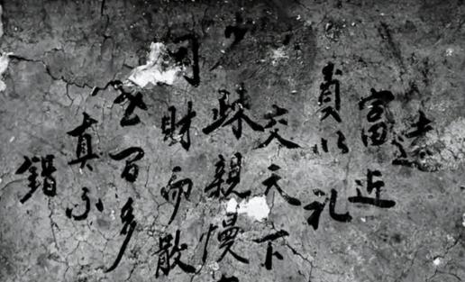 1971年，北京香山正白旗39号老宅，一位妇女在打扫卫生时，不小心碰到了一块墙皮