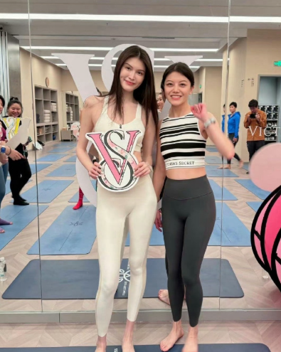 何穗去工作室健身啦！瞧她那身瑜伽服，身材超棒，两条长腿老长了，气质贼出众，状态好