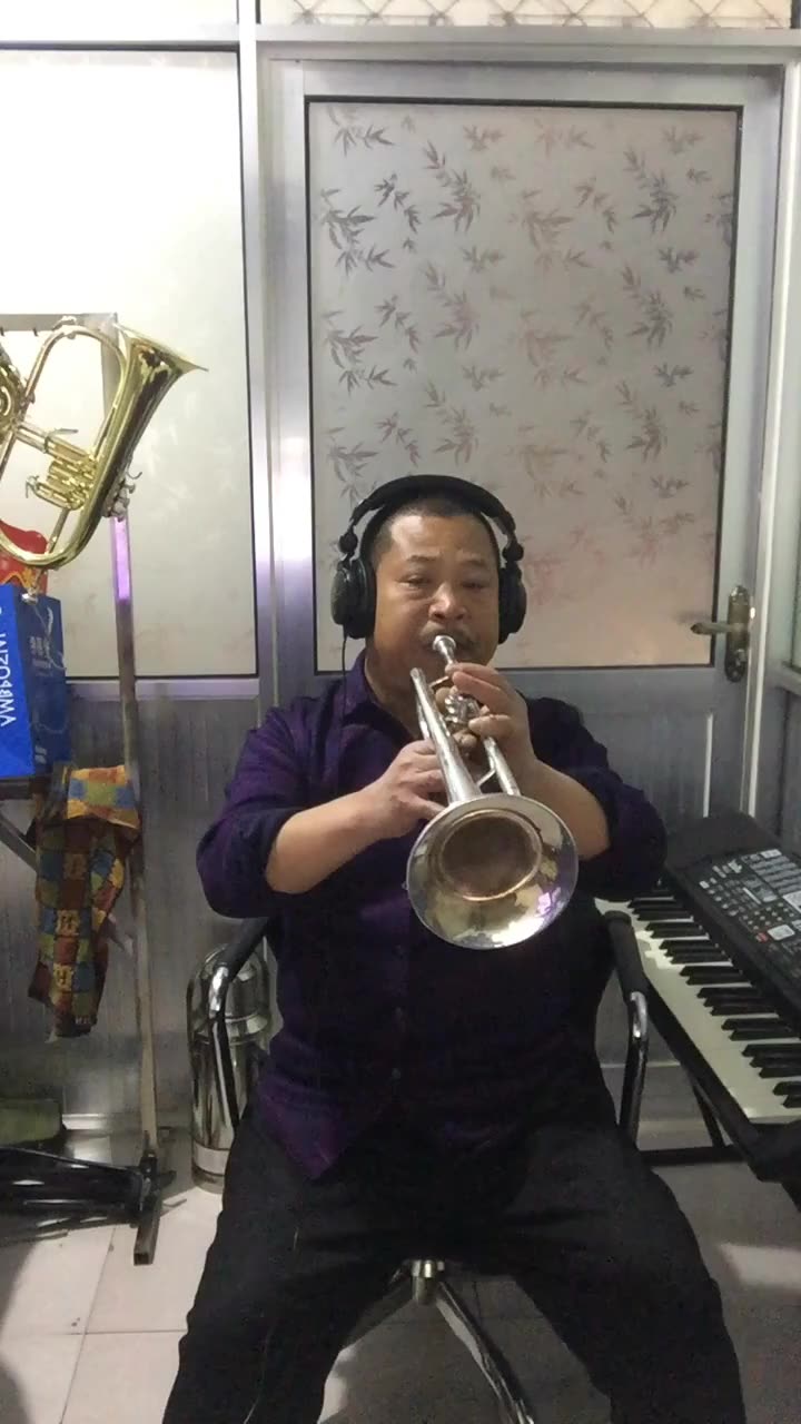二胡独奏 打开 中年大妈街头吉他弹唱《橄榄树》空灵纯净的好嗓音,真