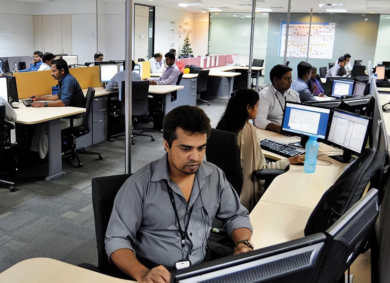 过去十年里，硅谷的咖啡馆、公司会议室，甚至是深夜的工程师聊天室里，只要一谈起“印