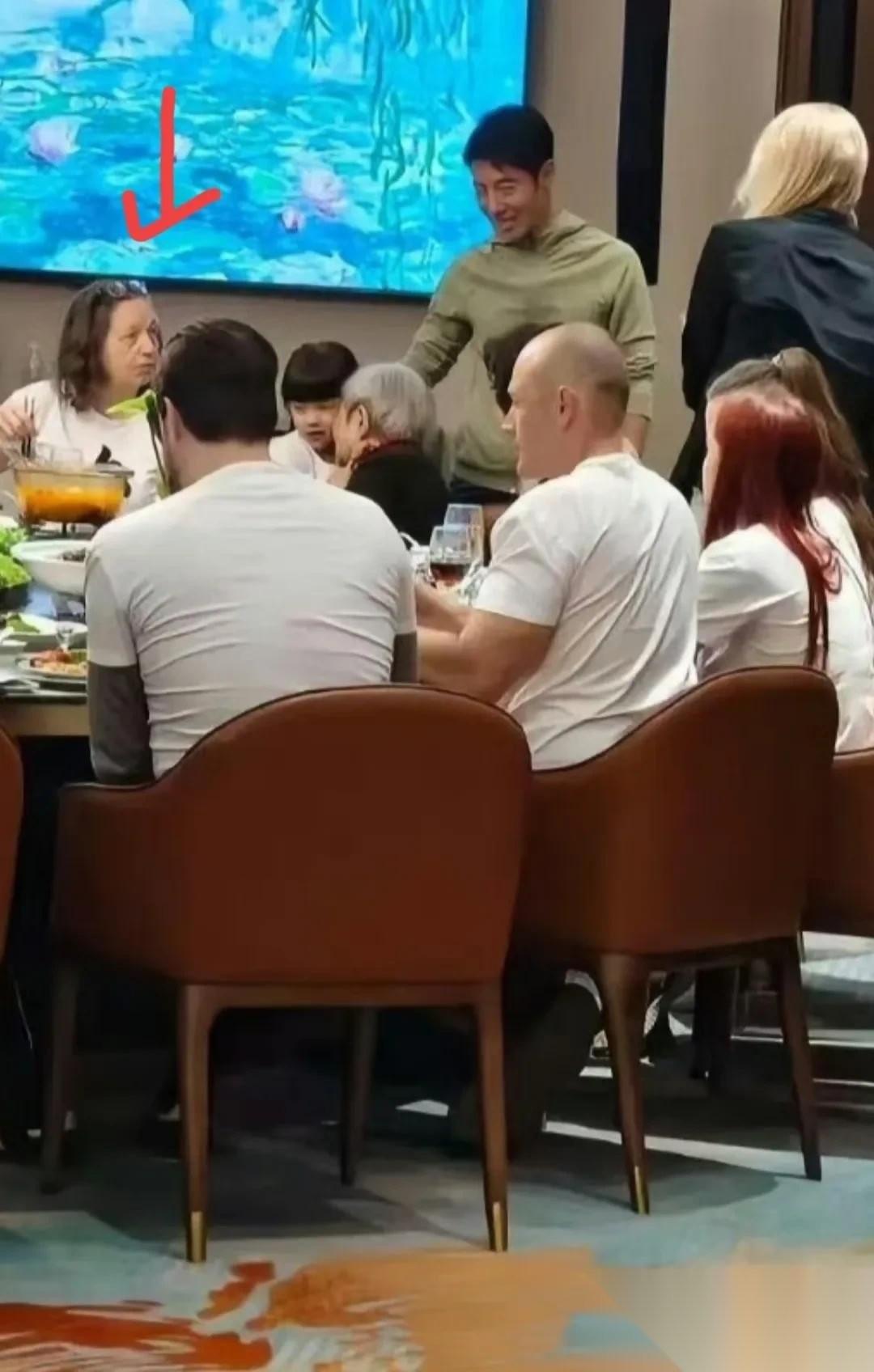 撒贝宁在家乡武汉招待远程而来的岳家人，老婆李白的父母都有现身。五一假期期间，撒贝