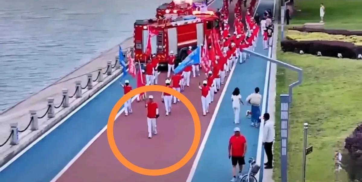不嚣张了吧，暴走团队不给救护车、消防车让路，当地派出所回应。近日，辽宁朝阳