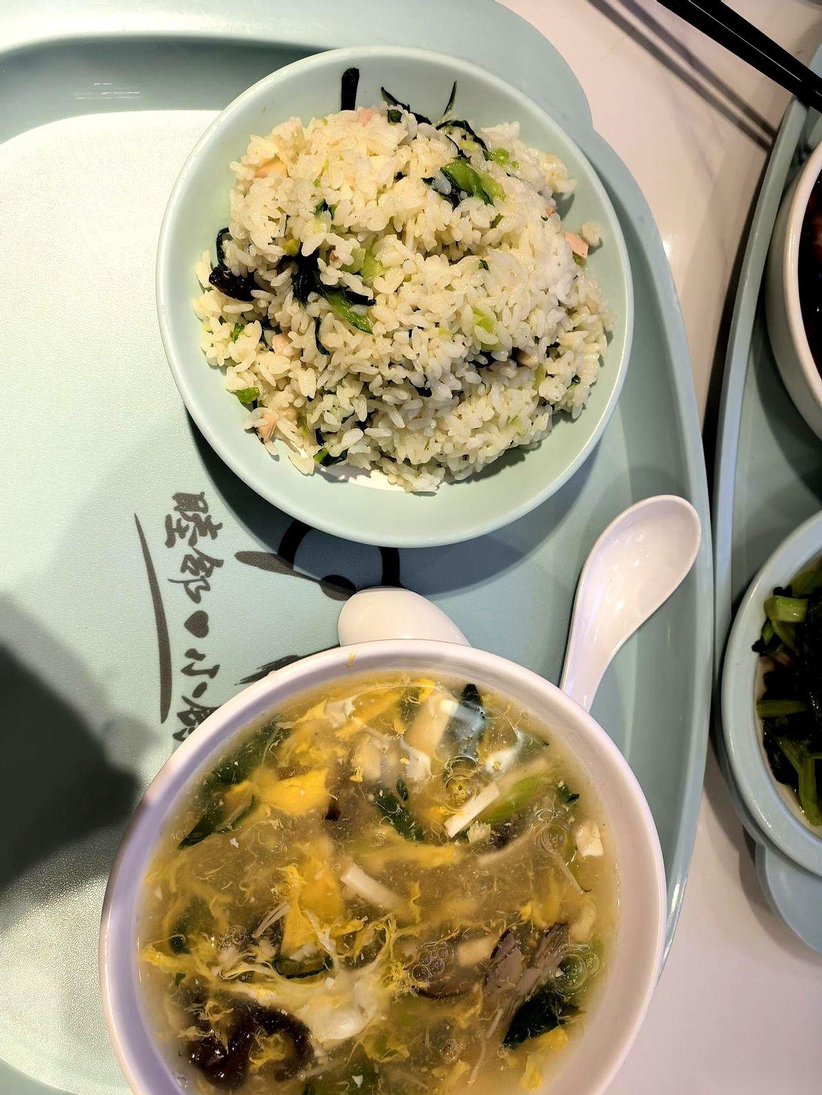 结账70块，我刚要开口，老公却从兜里掏出身份证，“啪”一下按在了收银台上。收银