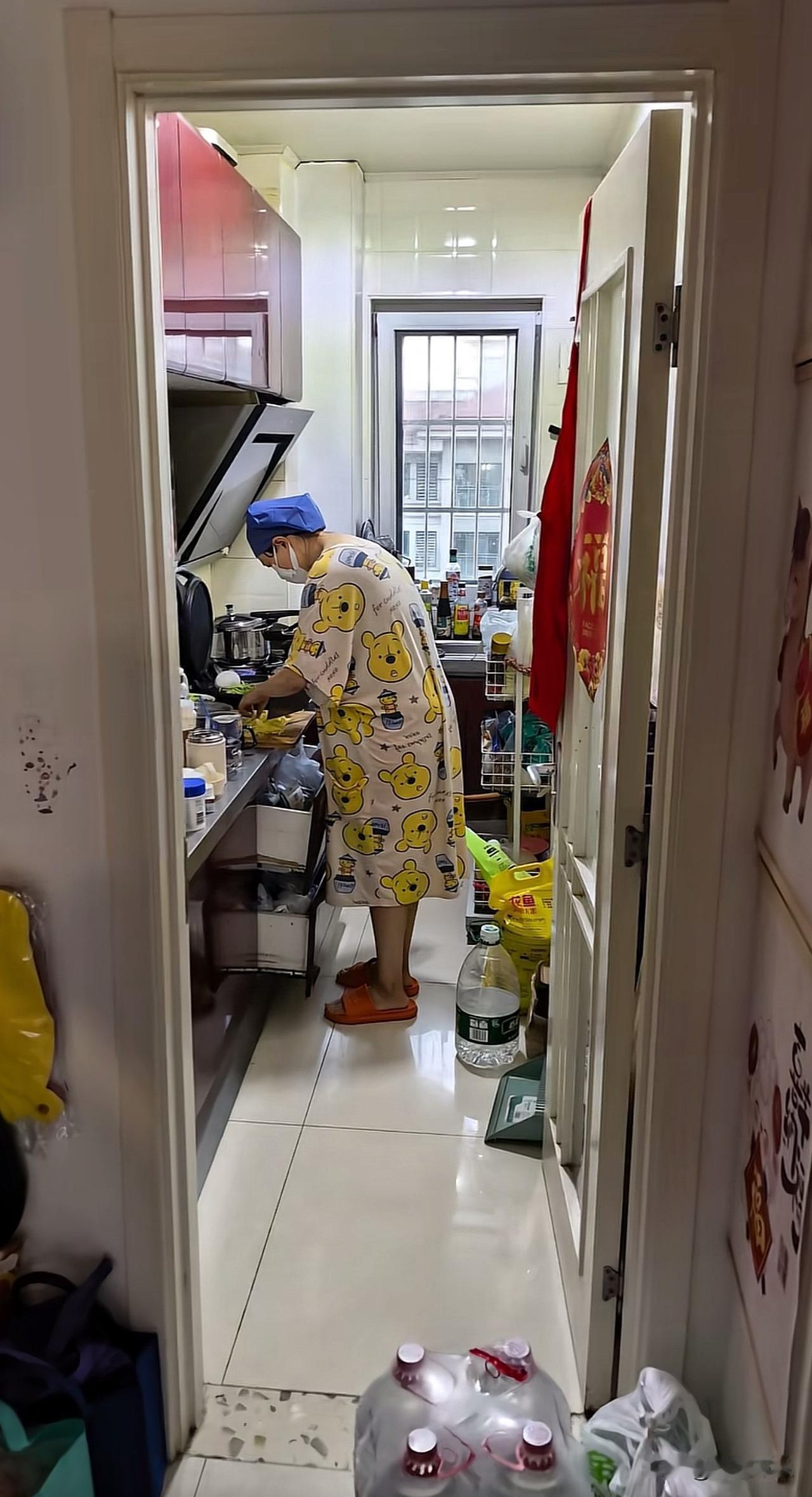 贤妻你这是做饭呢，还是做手术呢[笑着哭]