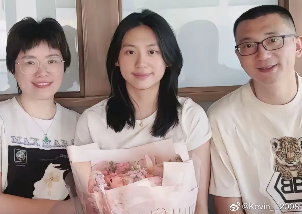 国乒女将陈熠与父母的同框合影照。感觉陈熠的父母都很年轻，长相更偏像父亲多一些。​