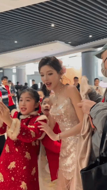 在小朋友的眼里，张予曦就是仙女的具象化吧，小孩子的反应最真实，见到这样美的姐姐就