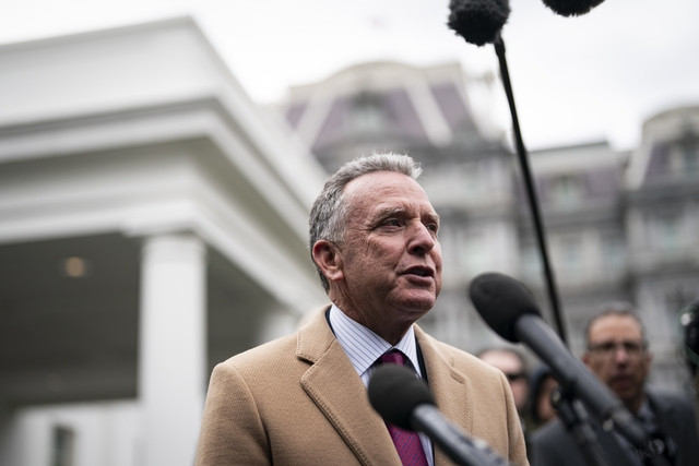 美国中东问题特使威特科夫近日表示，特朗普对伊朗在军事压力下尚未屈服感到惊讶。他已