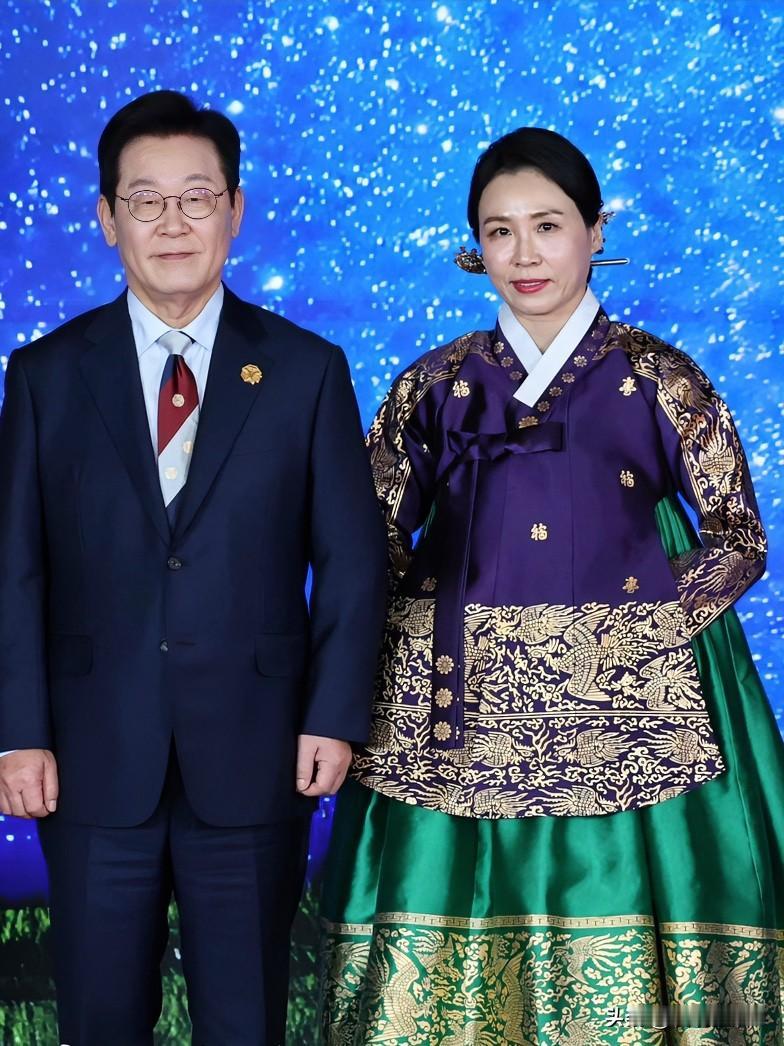 APEC期间，李在明与夫人金惠景共同在韩国庆州亮相，金惠景身着粉色韩服亮相，优雅