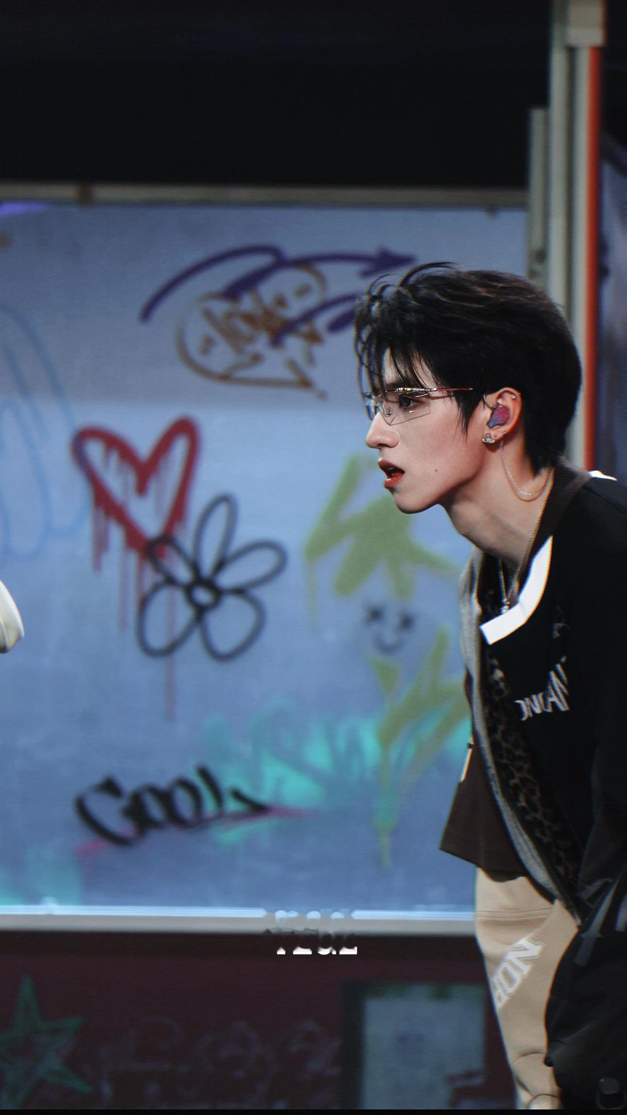 不行了……感觉隔着屏幕都被下颌线割伤了🙊