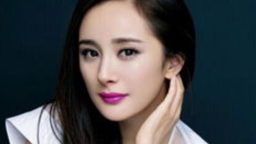 你知道吗？杨幂脸被蒸汽眼罩烫伤了！4月27日，杨幂在社交平台晒出照片，右眼下