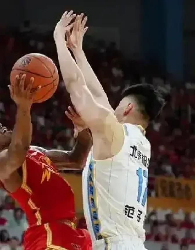 揭幕战打完，CBA变天了。但原因不是外援。你盯着郭艾伦的变向突破，盘算着特莱