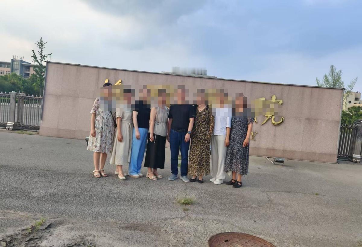 十八年前带的第一届学生回来看我了，四个班一百多号人，我就这么成了他们的班主任。见