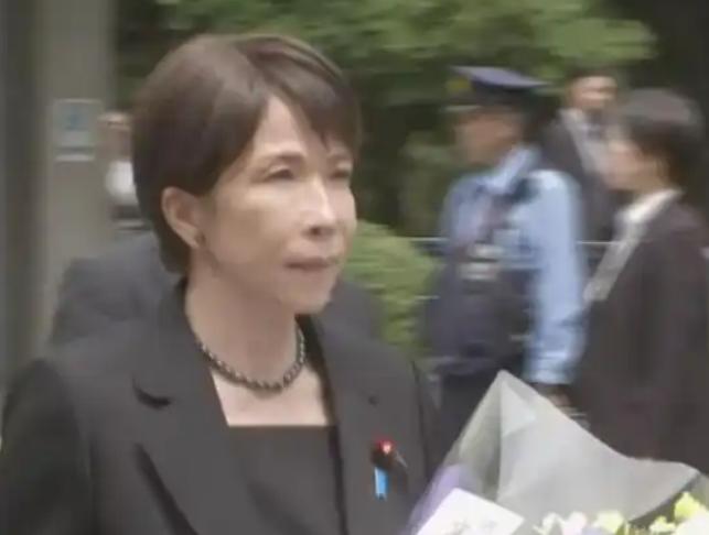 战败日疯狂挑衅！日本核心官员集体参拜神厕，高市早苗来了个阴的。8月15日日本
