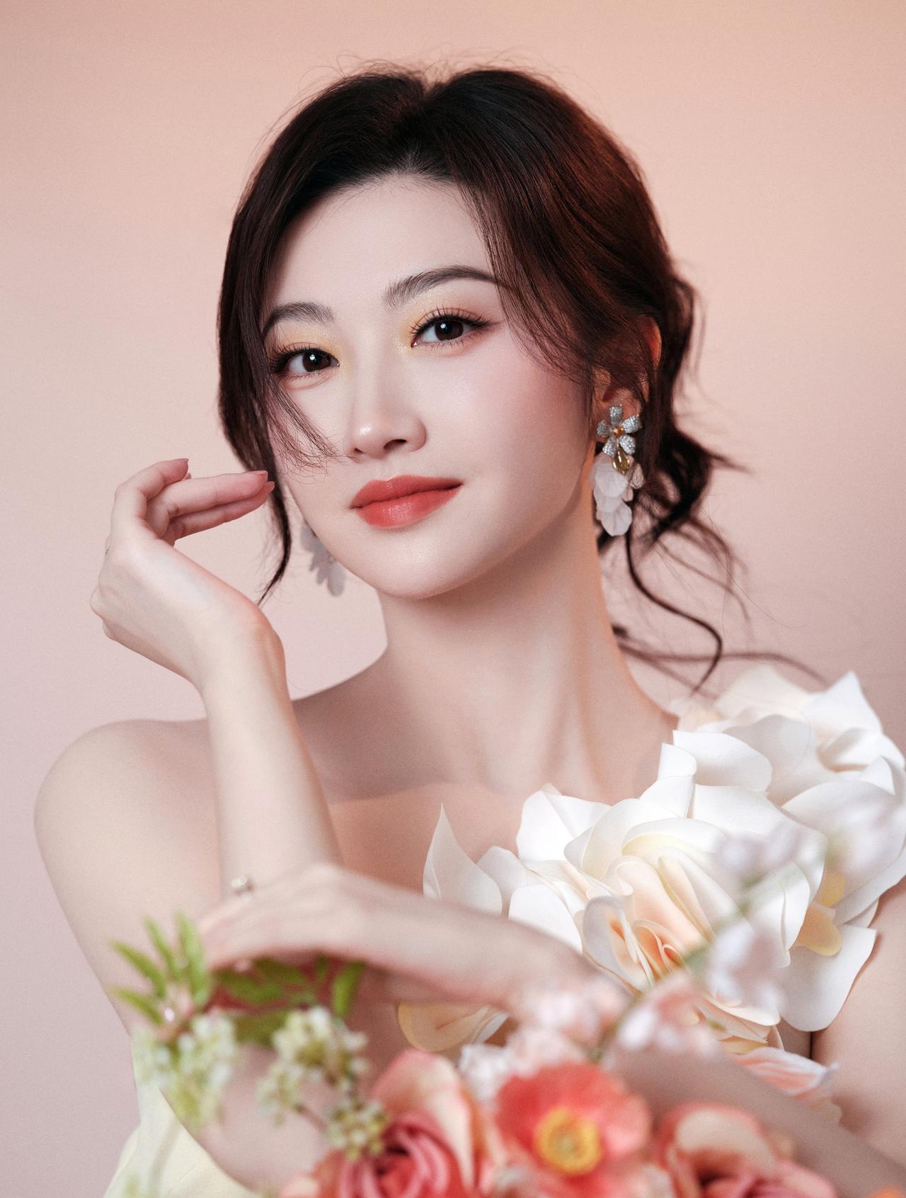 景甜. 花朵点缀肩头，把浪漫穿在身上。​​​