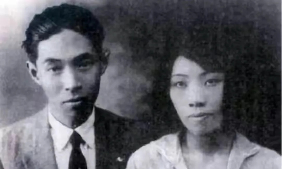 1928年，茅盾婚内移情秦德君，1年后，秦德君怀孕。为了逼茅盾离婚，她造谣茅盾的