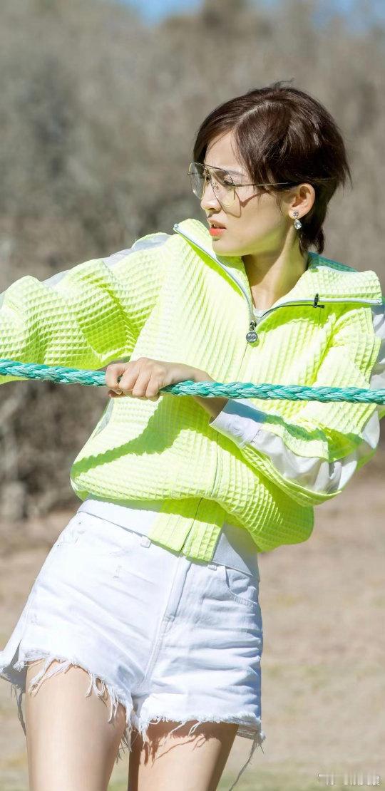 古力娜扎颜值持续在线，冷白皮自带柔光滤镜，清冷美貌格外惊艳。