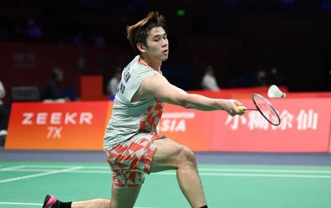 北京时间4月26日下午，羽毛球汤姆斯杯小组赛刚刚结束了D组第一场男单对决，男单世