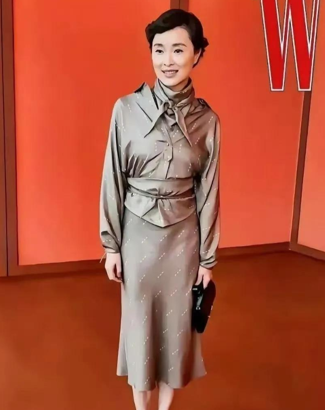 吴越穿件爱马仕，全网吵翻了。五十岁女人穿贵点，怎么就成原罪了？她演的艾鲜枝，