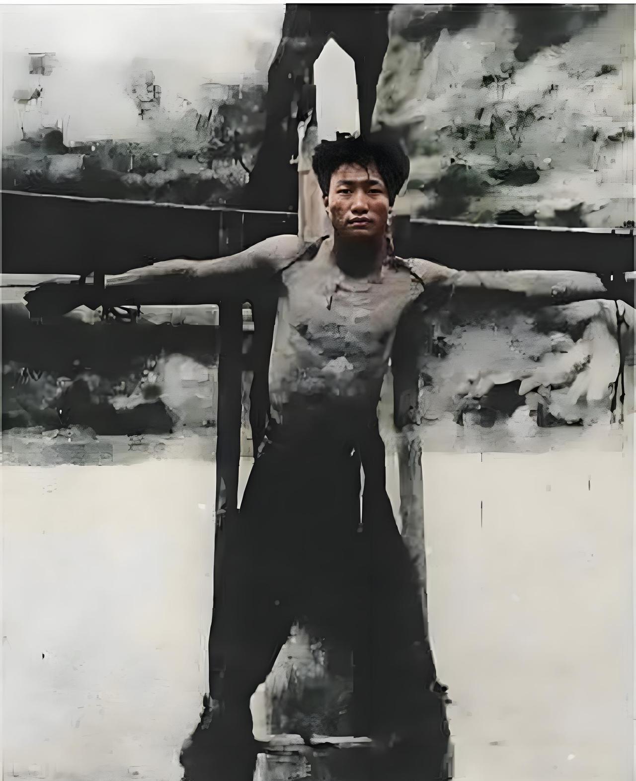 1950年土改运动期间，福建周宁的土改工作人员在地主家的墙缝里发现了这张旧照片，