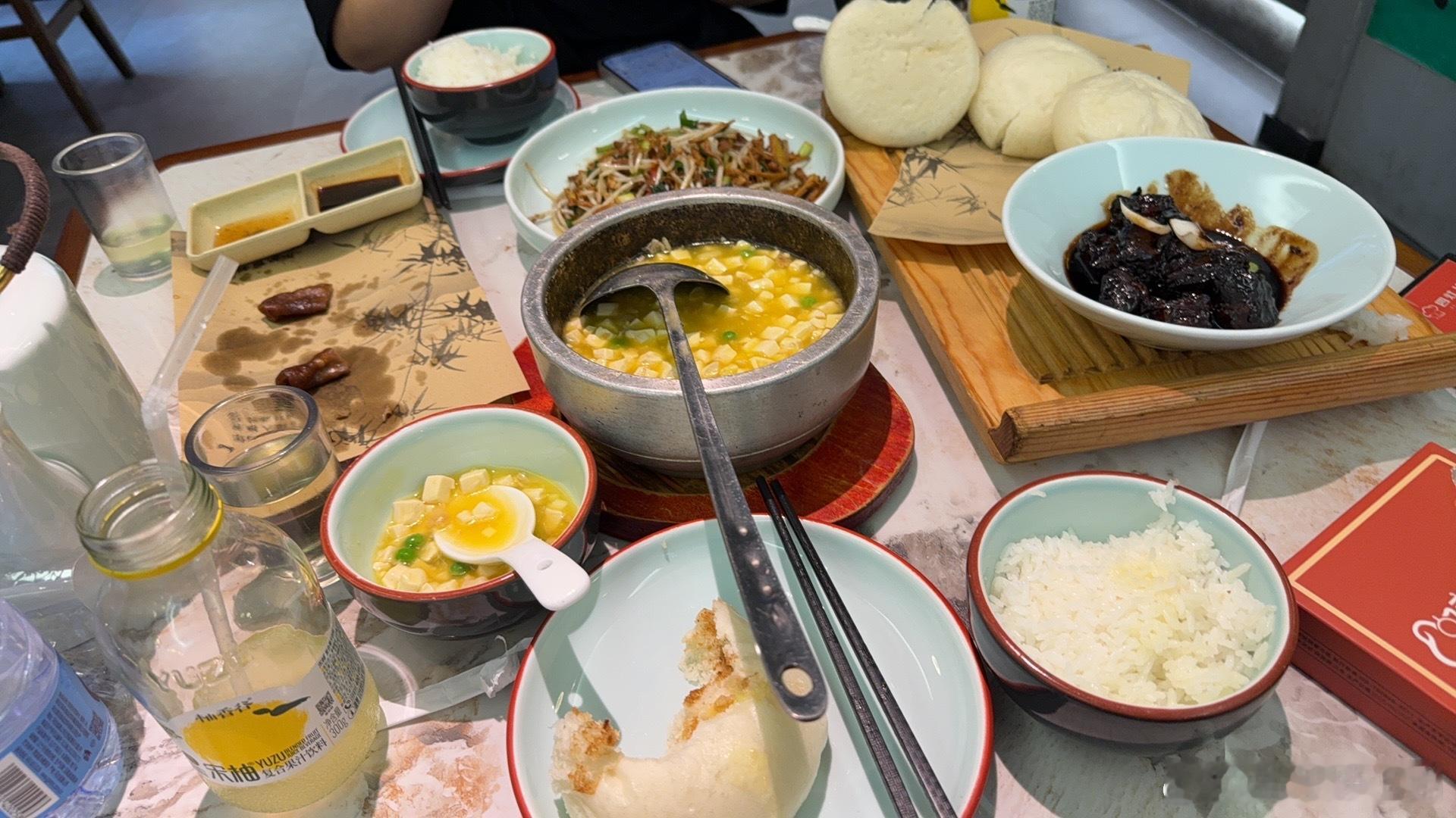 为了李昀锐特意早起飞杭州，杭州主食很难吃（慕名而来吃了四灶儿私房菜，只吃了一盘脆