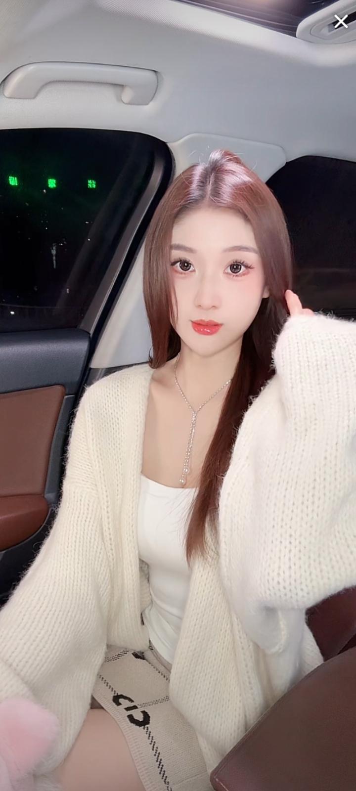 爱情是彼此的信任，是互相的依赖，是你在我身边，我就心安。