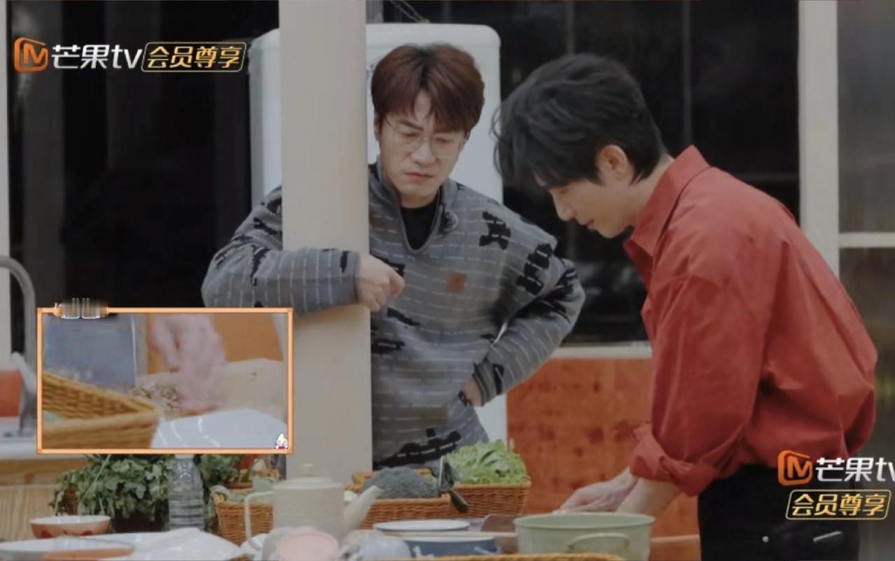 快乐老友记加更版播出，原来他们的晚餐还有烤全羊啊，为什么正片里一点也看不到，羊哪