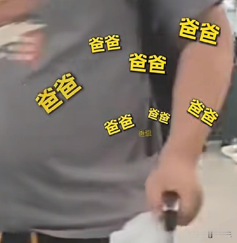 近日，上海，70岁的父亲提着一桶菜鸡蛋独自到上海来看女儿，见到女儿那一刻眼神瞬间