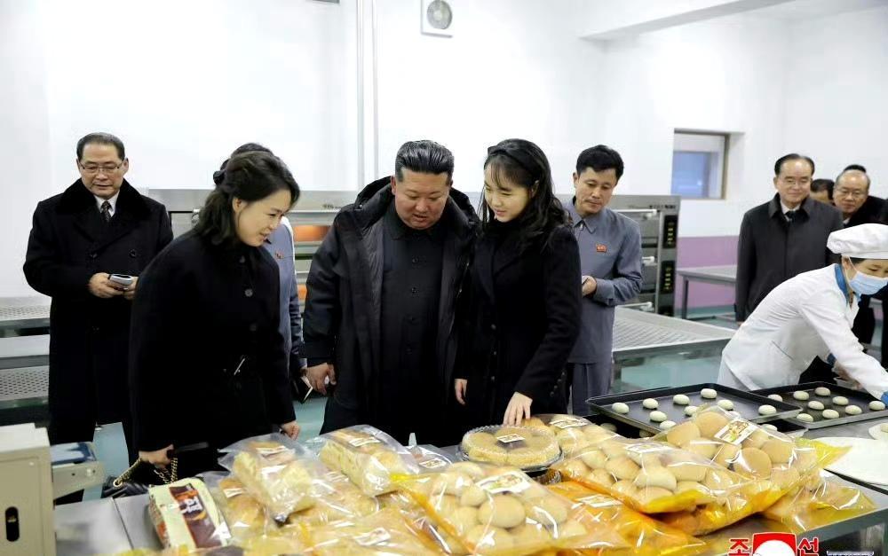 金正恩携妻女出席活动，韩媒关注李雪主的古驰包包。​​​