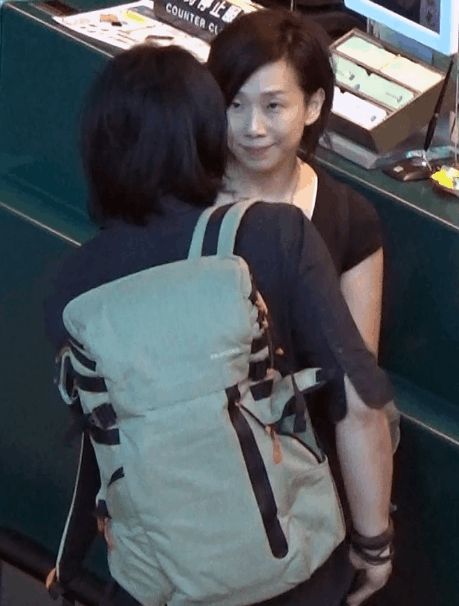 52岁林忆莲素颜近照: 与小11男友当众秀恩爱, 男友野性十足