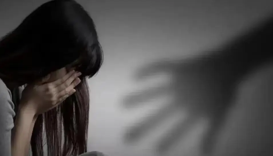 安徽，一小伙在售楼处认识了女销售，当晚，小伙约女销售出来吃饭，谈一下房价，女销售