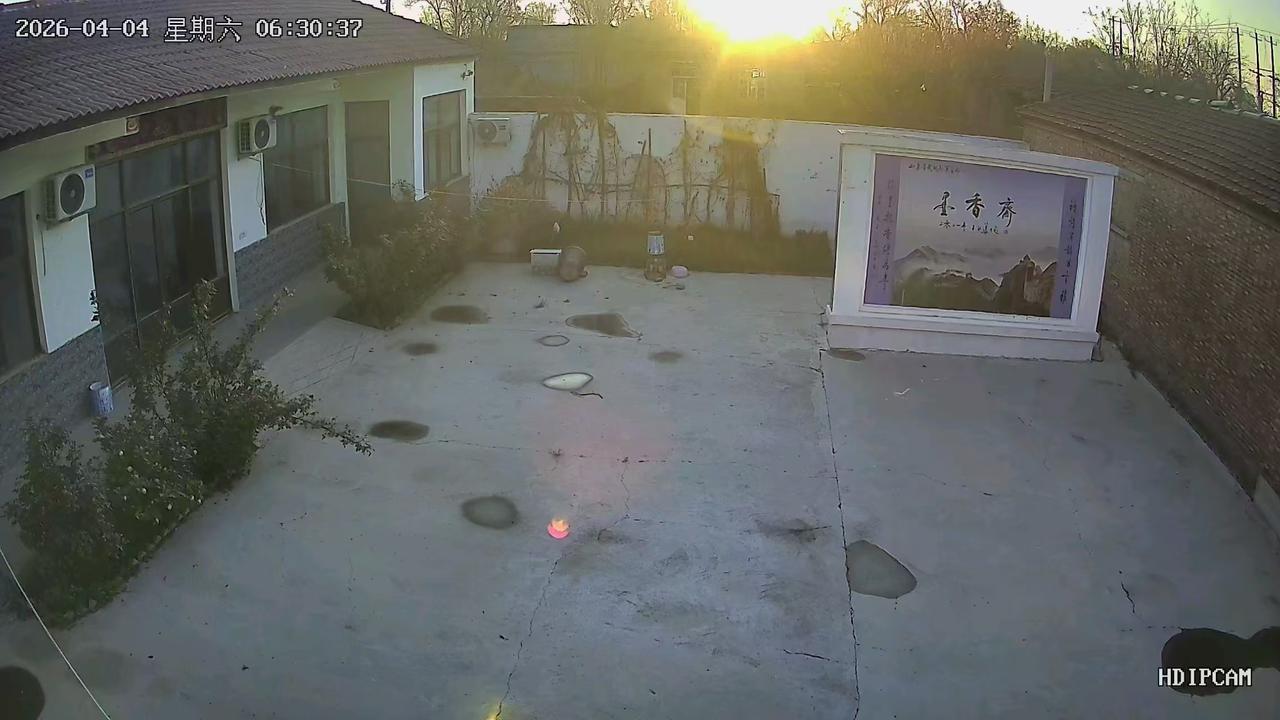 4月30日早晨六点半左右，老家住宅监控里出现的诡异想象。有谁解释一下是吉是凶？