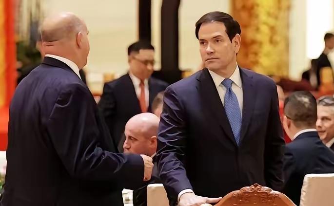 5月14日招待美国总统特朗普一行的晩宴，最拘谨的当属国务卿鲁比奥，他在宴会开始前