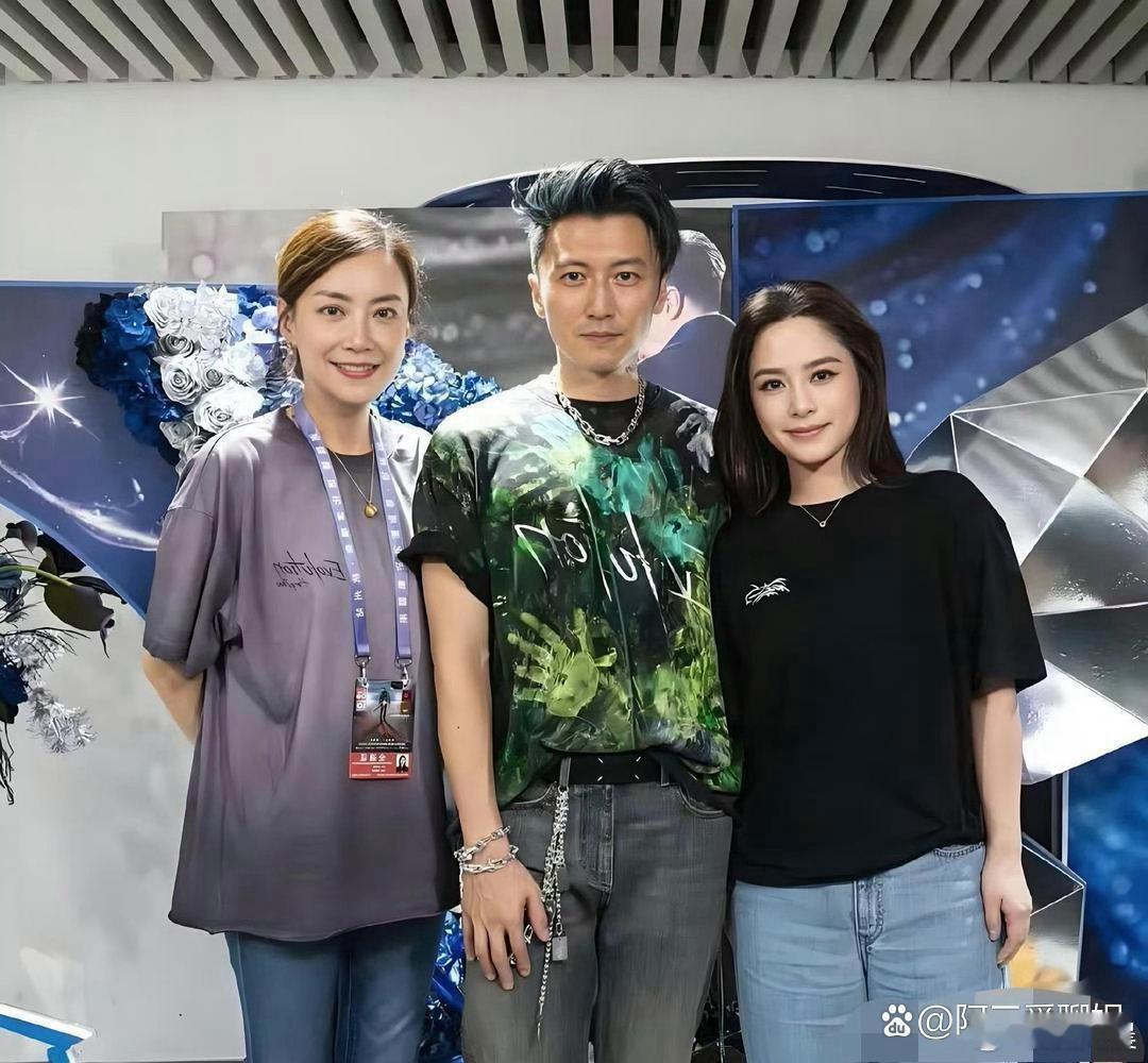 谢霆锋现场状态看着有点拘谨，肢体神态略显不自然，难道是悄悄紧张了？