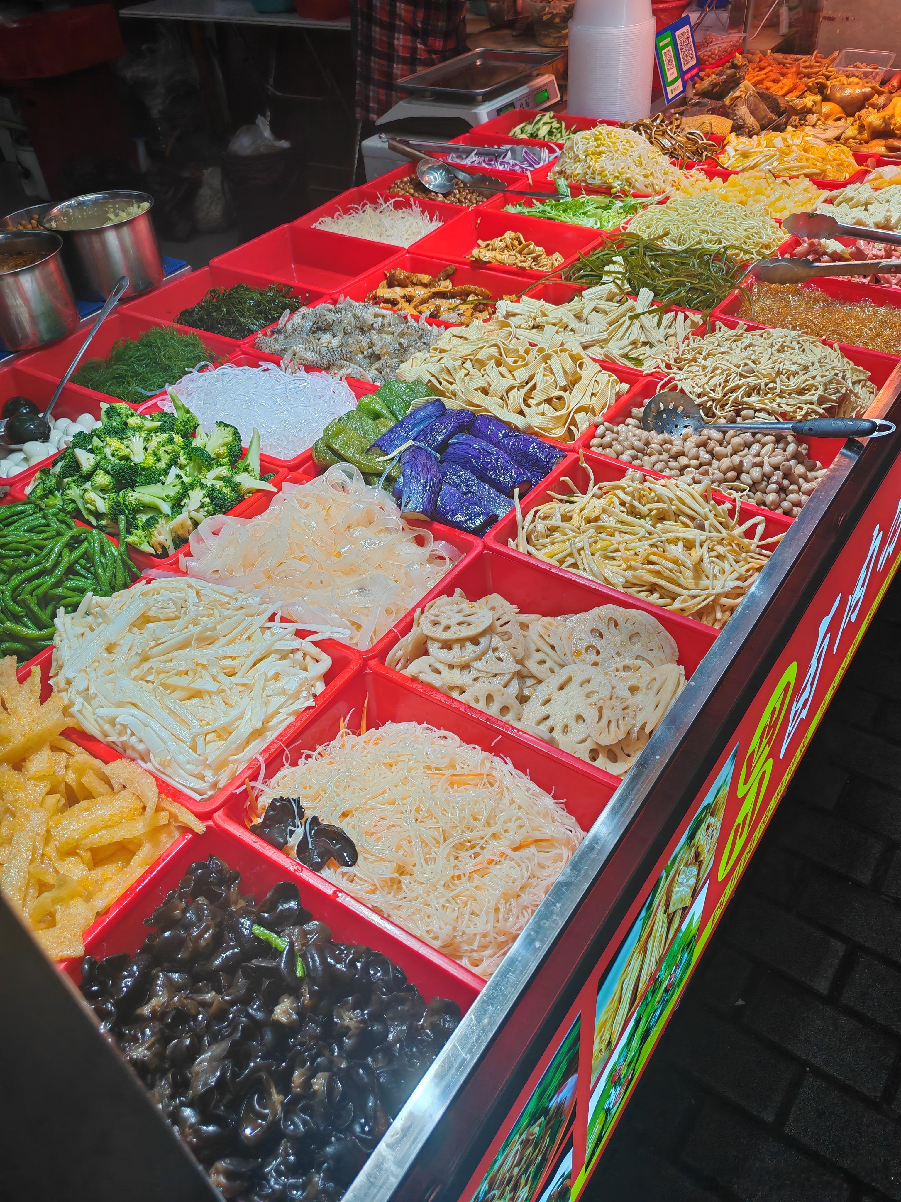 去村里买了点素菜，家里有卤好的猪耳朵，一拌，巴适得板，再喝点巨有钳酱香酒。