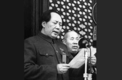 1949年，开国大典上，林伯渠宣布：“请毛主席升旗！”话音刚落，很快便有人发现不