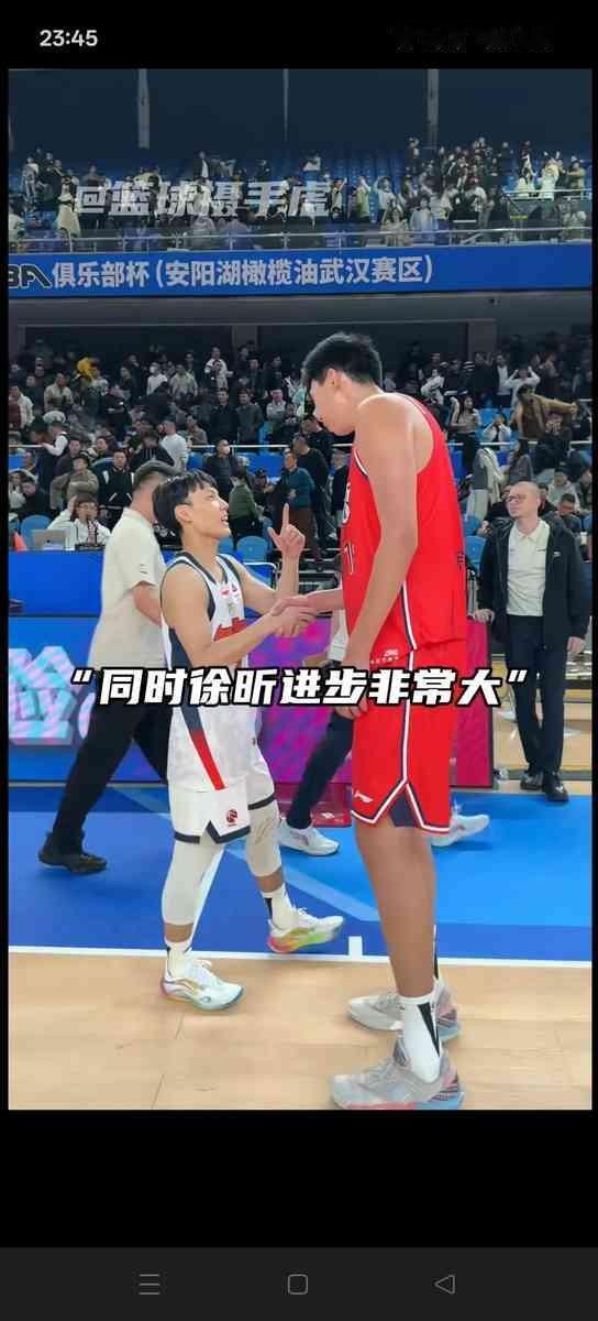 那个画面，真的有点戳人。徐杰赢球后，主动走过去，给了前队友、现在是对手的徐昕一