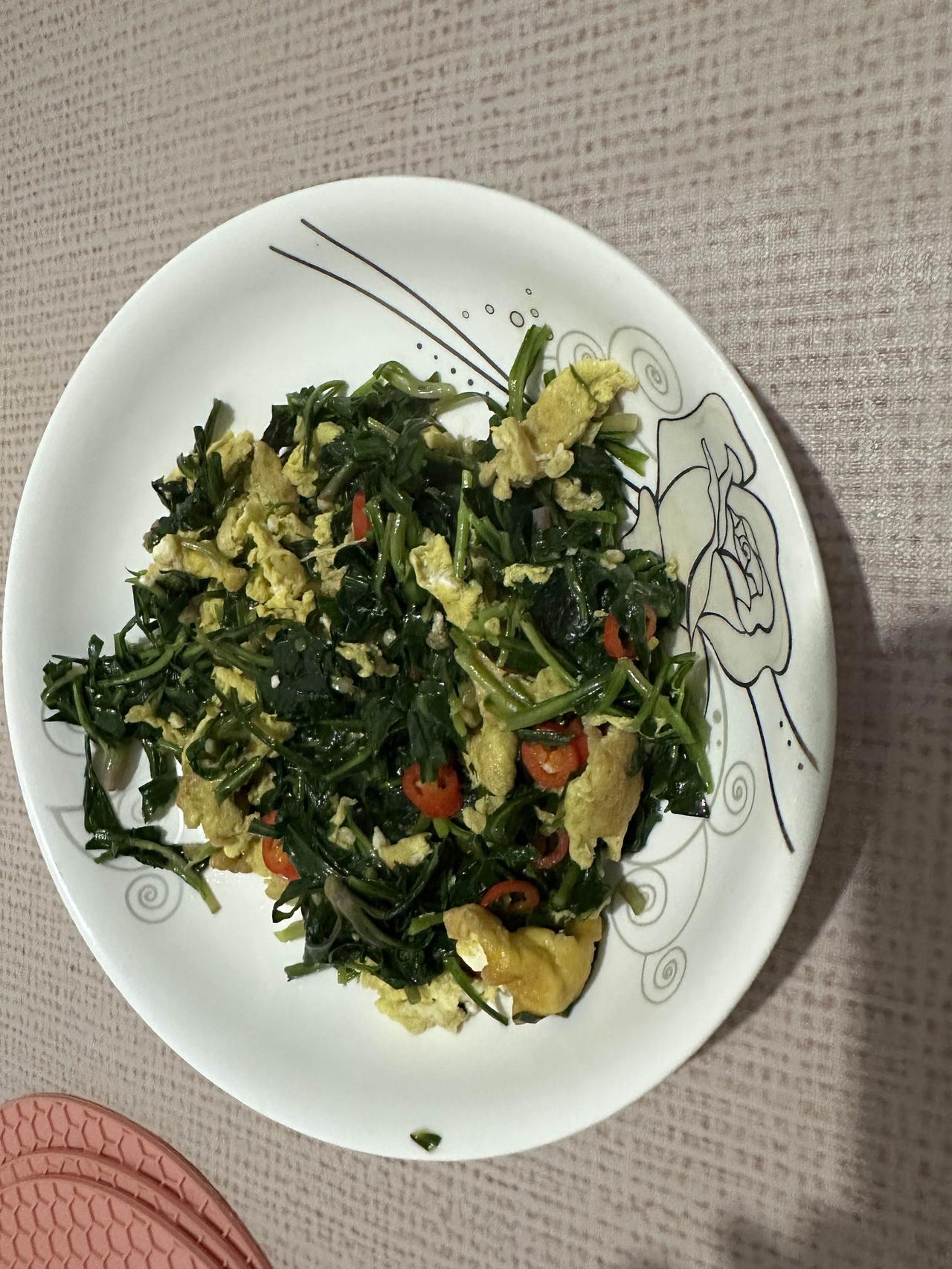 春暖花开，野菜疯长，正是踏青采摘野菜品尝野菜的好时节，品尝野菜千万得注意一点：焯