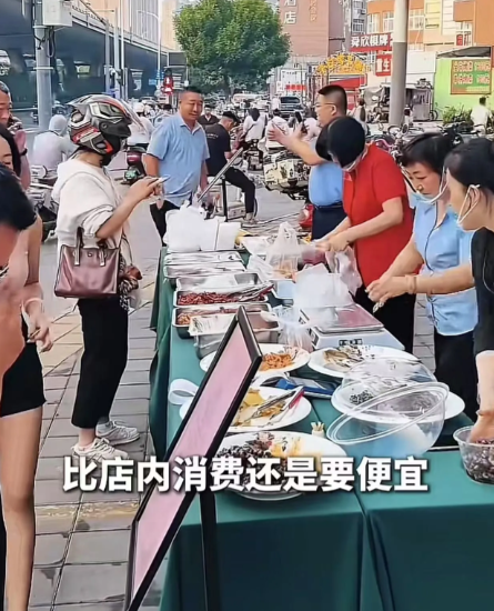 酒店摆摊求生记：一碗12块的红烧肉与群众的钱袋子
