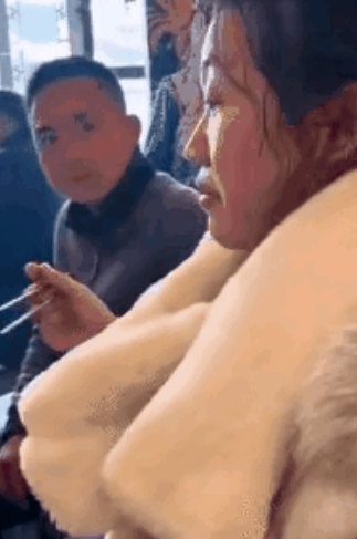 太过分了”有一名男子去参加亲戚家的婚宴，临近中午的时候，被亲戚安排到一张大桌子上