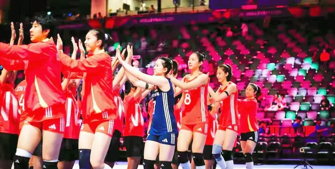 准备战斗了！今天凌晨5点，中国女排美国站的第一场战斗就要来了，结果仗还没开打，网