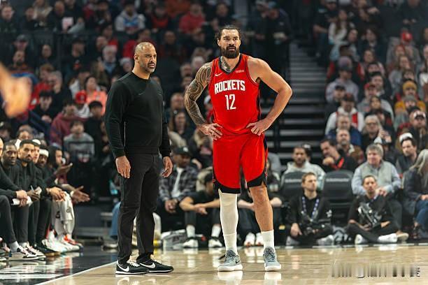 再说说亚当斯报销的原因。亚当斯受伤前火箭打了40场比赛，亚当斯打了32场，出勤率