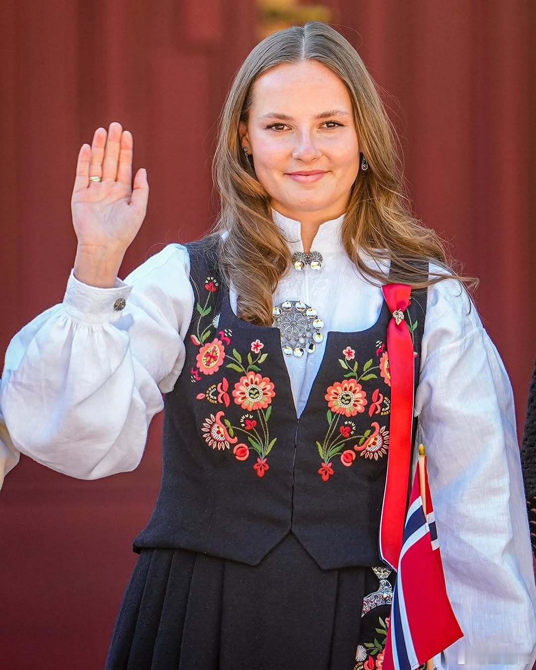 挪威王室🇳🇴5月17日，挪威王国的国庆节。世界各国王室主要看美丽的